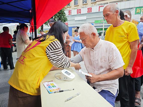 康复师为大家提供健康咨询和检查服务